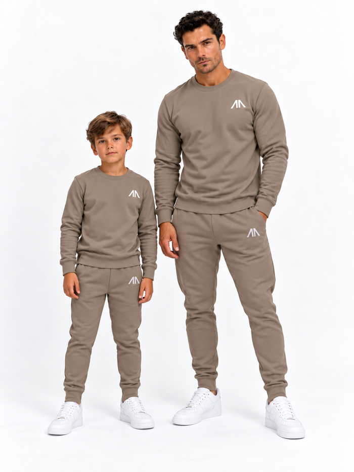 Vader en zoon in bijpassend taupe Affinia trainingspak, voorkant