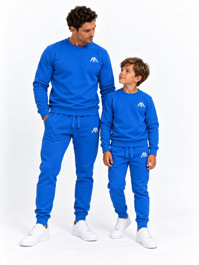 Vader en zoon in bijpassend blauw Affinia trainingspak, voorkant