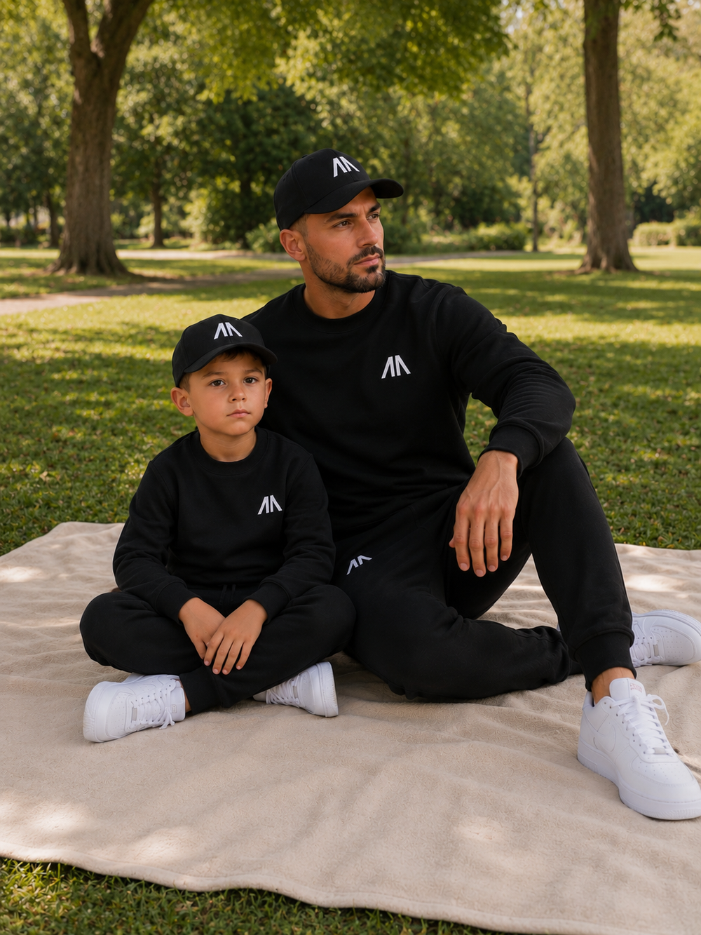 Vader + Zoon Tracksuit – Zwart