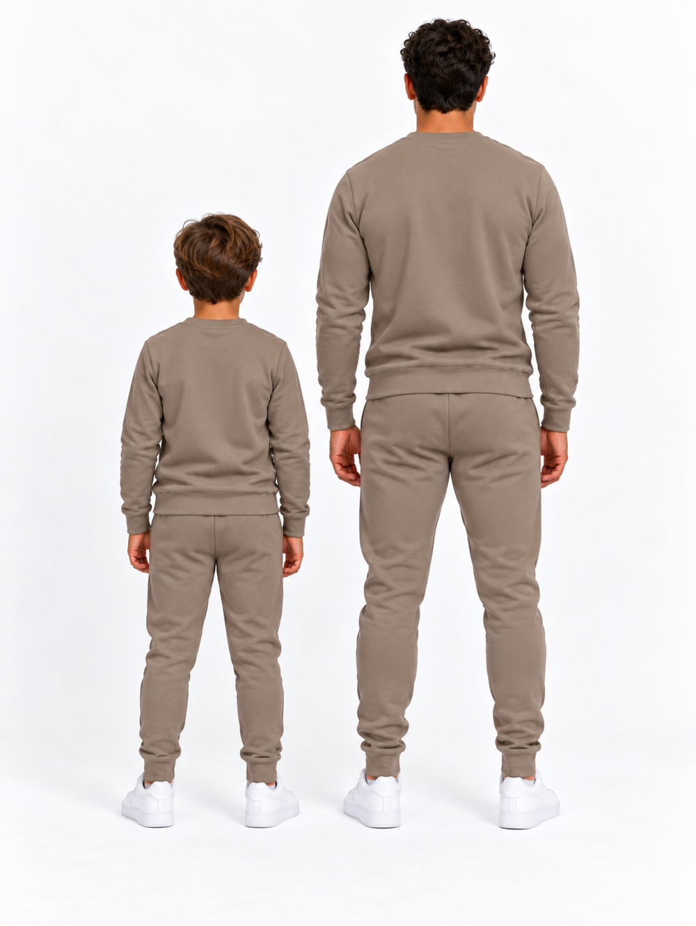 Vader en zoon in taupe Affinia trainingspak, achterkant