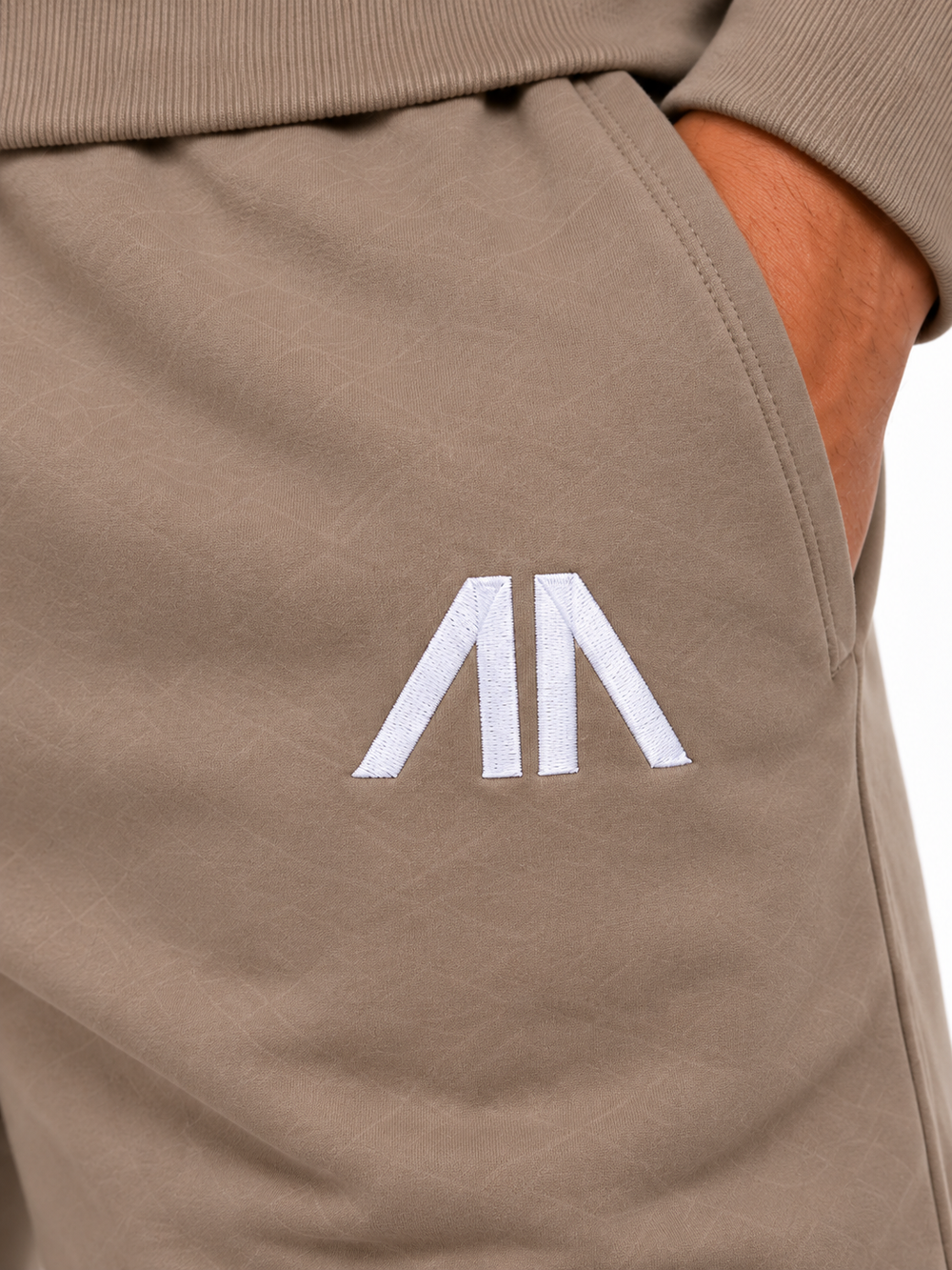 Close-up geborduurd Affinia logo op de broek