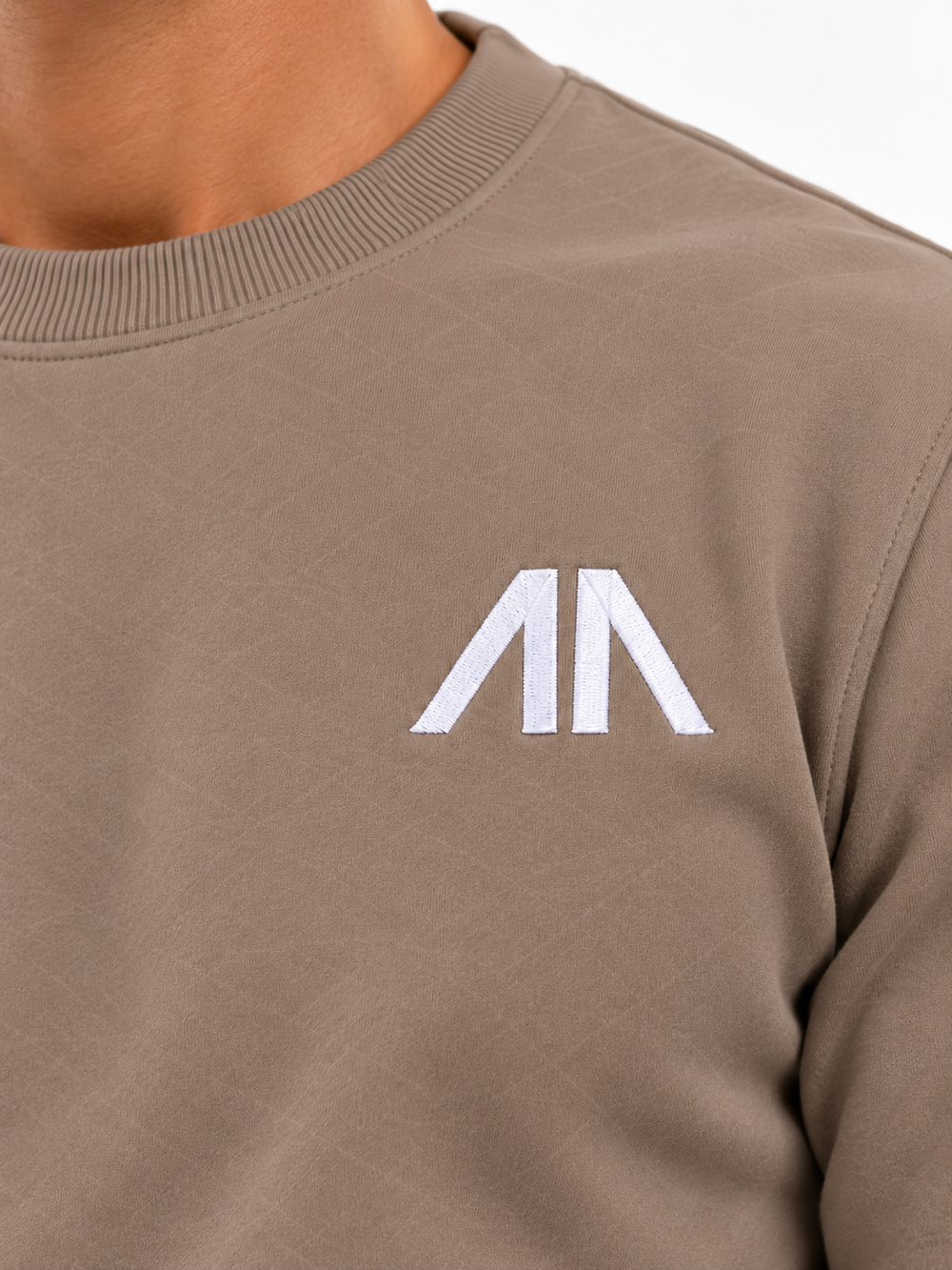 Close-up geborduurd Affinia logo op de borst