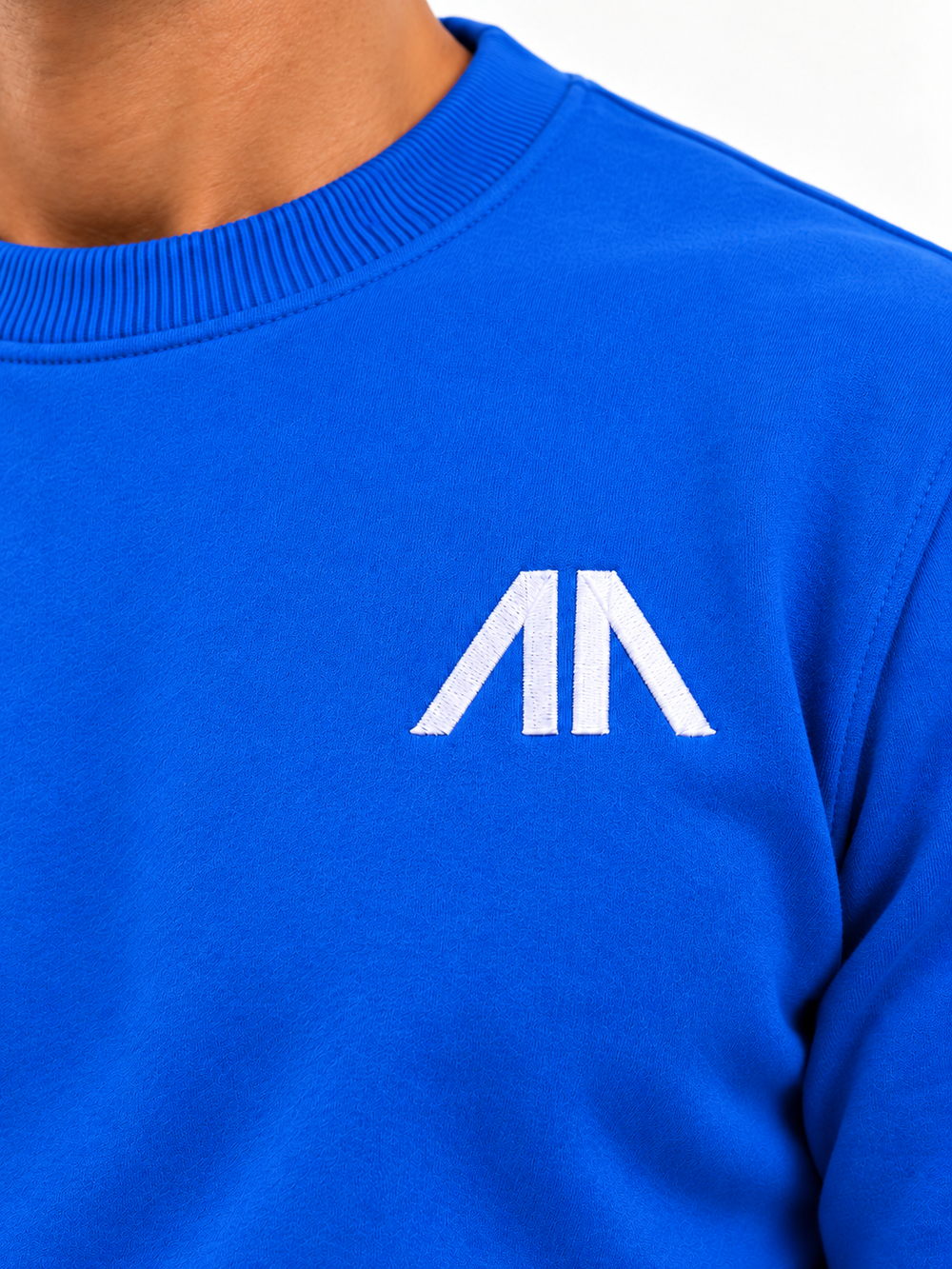 Close-up geborduurd Affinia logo op de borst