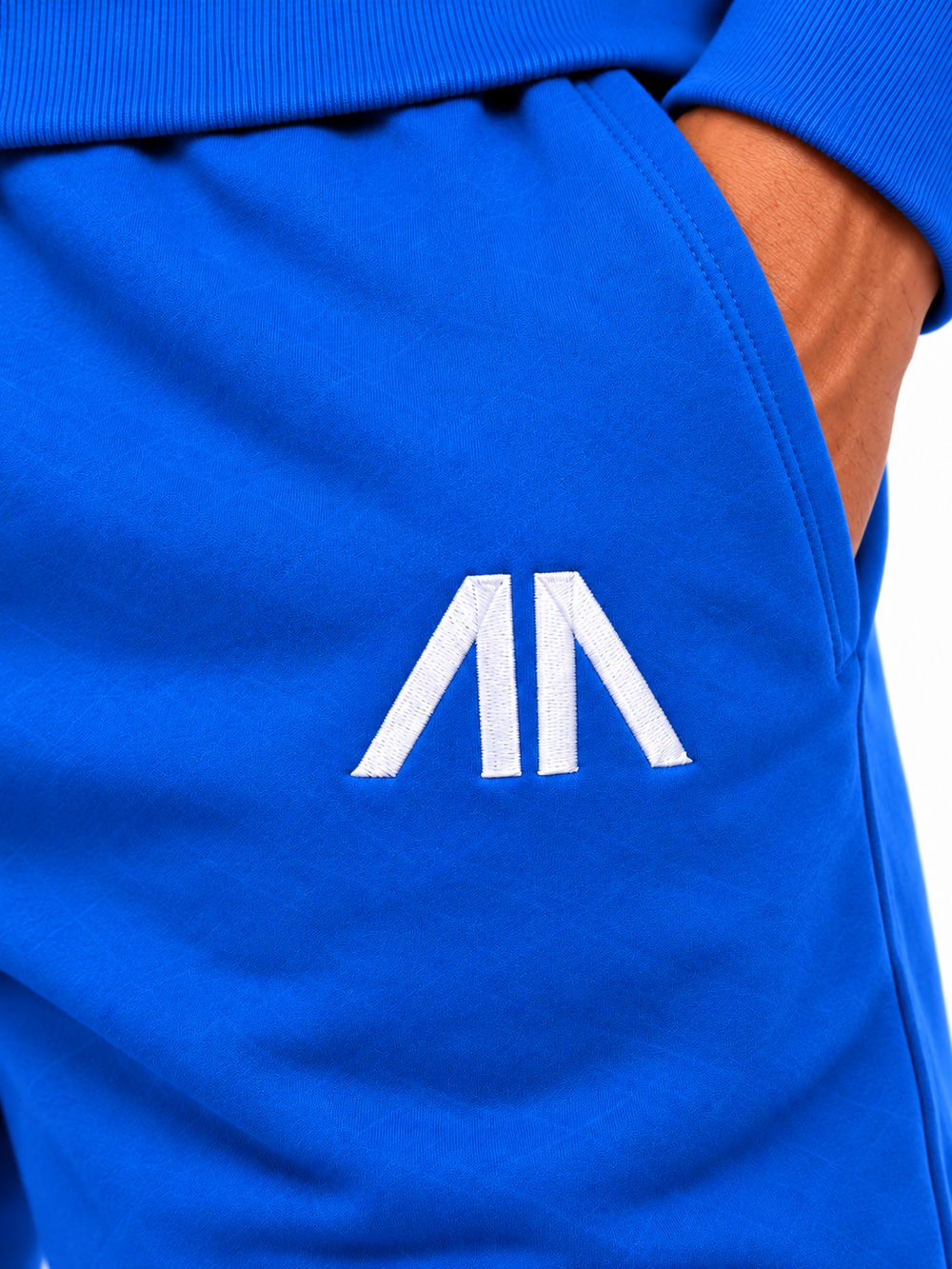 Close-up geborduurd Affinia logo op de broek