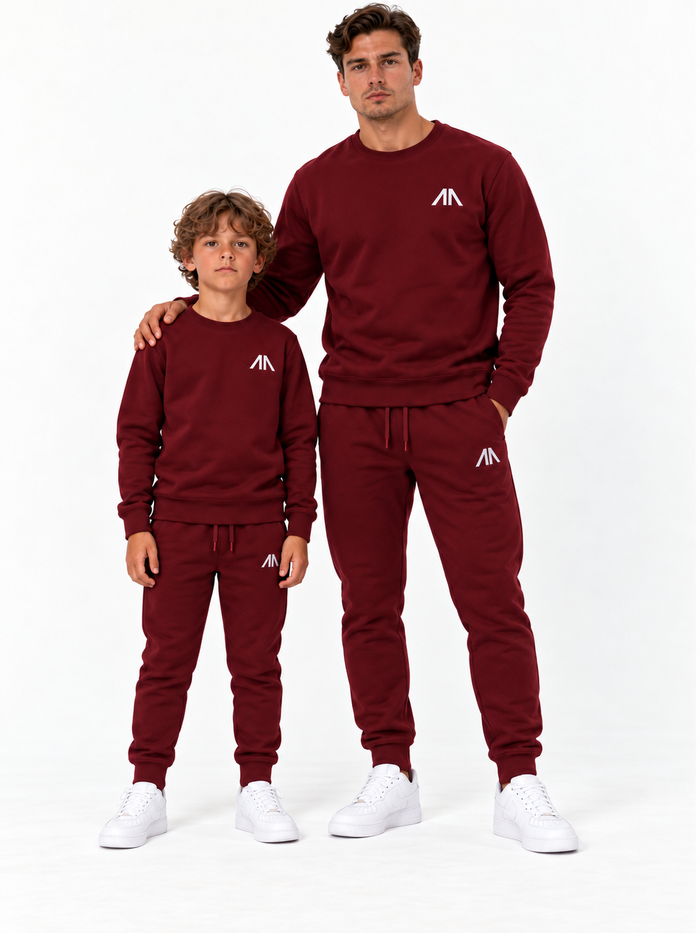 Vader en zoon in bijpassend bordeaux Affinia trainingspak, voorkant