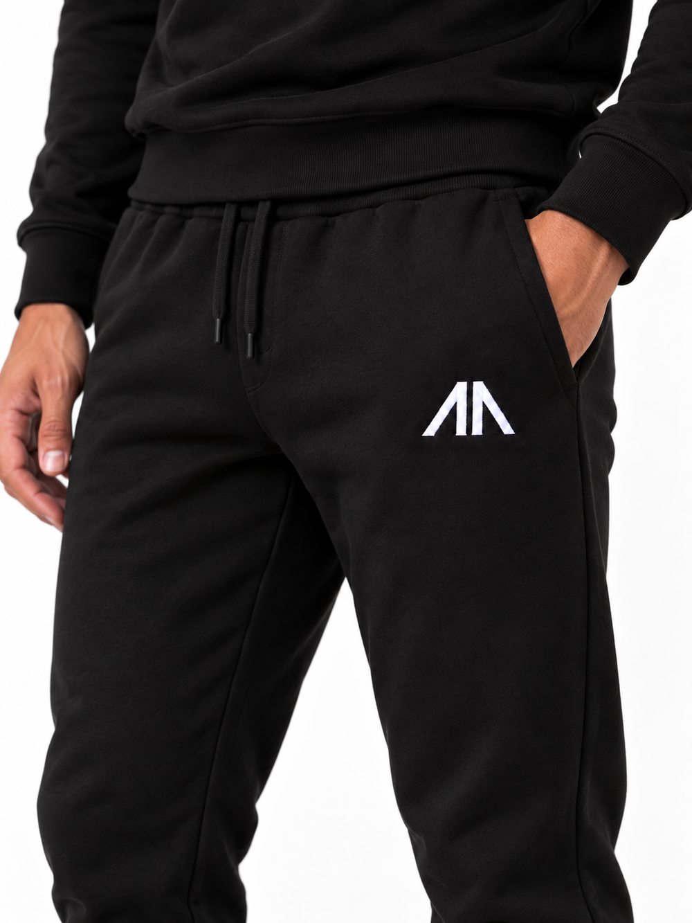 Close-up geborduurd Affinia logo op de broek