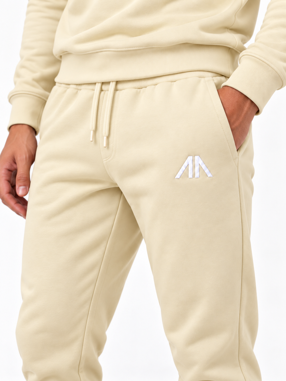 Close-up geborduurd Affinia logo op de broek