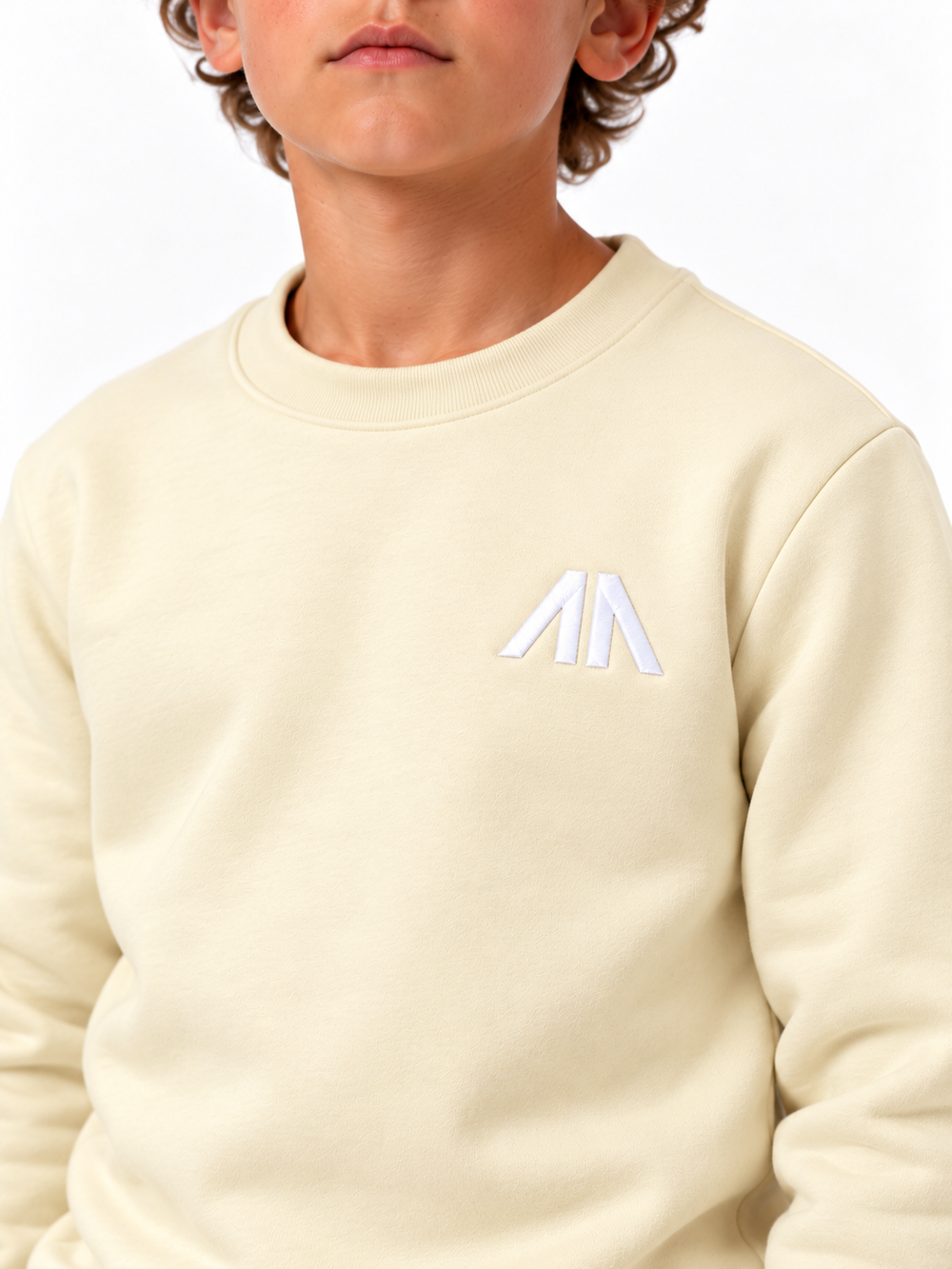 Close-up geborduurd Affinia logo op de borst, kinder trainingspak licht geel